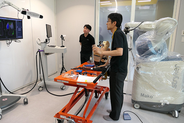 日本ストライカーが本社を拡張移転、ショールーム付きに　人工関節置換術用ロボット「Mako」訓練施設も