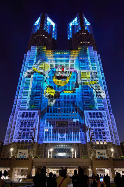 東京都庁の「ガンダム」プロジェクションマッピングついに開始！初日は約4000人が来場