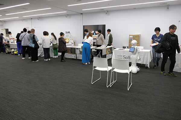 ロボットの未来を語ろう、「コミュニケーションロボット博」開催　各メーカーとオーナーたちが集う