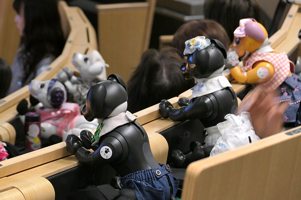 ロボットの未来を語ろう、「コミュニケーションロボット博」開催　各メーカーとオーナーたちが集う