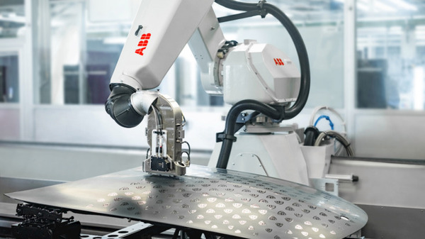 メルセデス・ベンツが高精度なロボット塗装にABBを採用　無数のロゴ塗装をこなす動画を公開　無駄を排除し、環境によい理由も解説