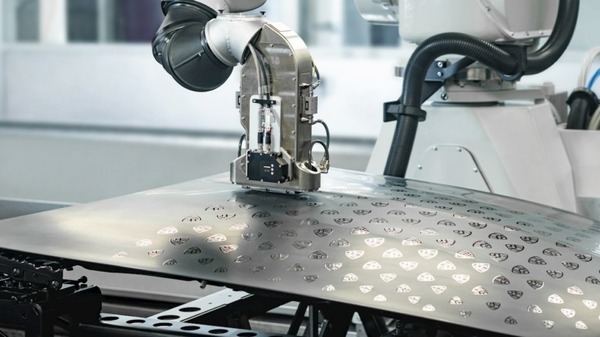メルセデス・ベンツが高精度なロボット塗装にABBを採用　無数のロゴ塗装をこなす動画を公開　無駄を排除し、環境によい理由も解説
