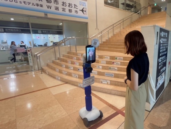 市役所案内を遠隔操作のアバターロボットで　分散アンテナとローカル5Gで実現した未来の市役所とは