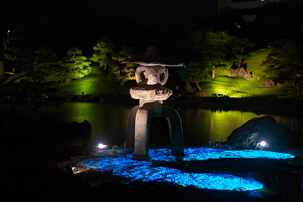 日本庭園で幻想的な光と音のライトアップを楽しむ「旧芝離宮夜会 ひかりめぐる庭」体験レポート　5月25日まで開催