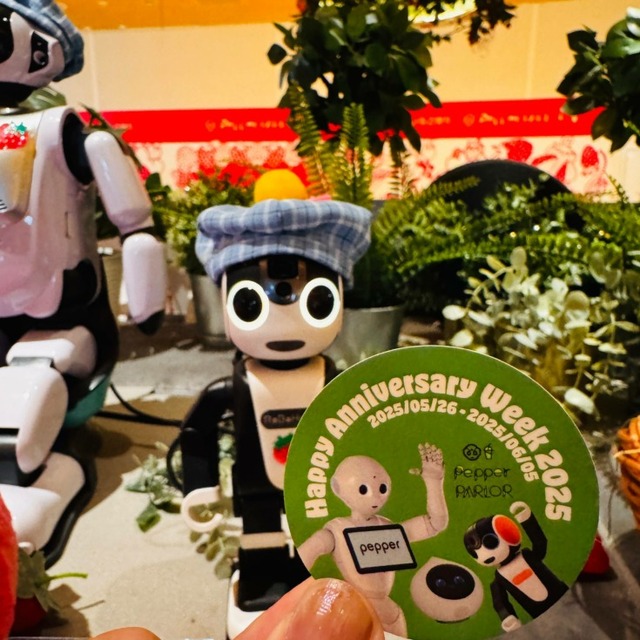 ロボットを連れてペッパーパーラーに来店すると「ロボホン・Romi・Pepperのアニバーサリーステッカー」をプレゼント中