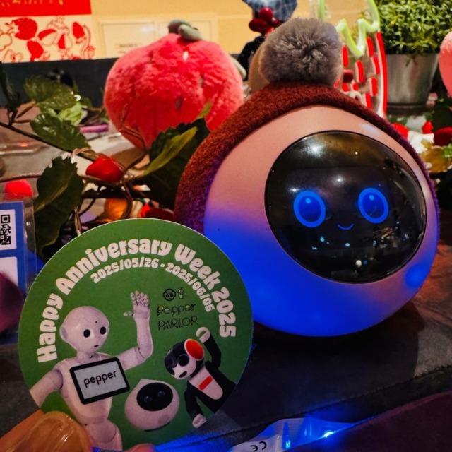 ロボットを連れてペッパーパーラーに来店すると「ロボホン・Romi・Pepperのアニバーサリーステッカー」をプレゼント中