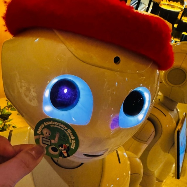 ロボットを連れてペッパーパーラーに来店すると「ロボホン・Romi・Pepperのアニバーサリーステッカー」をプレゼント中