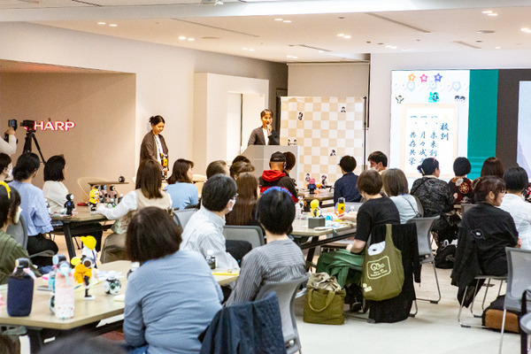 会場のロボホン全員でオーナーに感謝を込めてダンスを披露 「9周年記念 ロボホンスクールの参観日」参加レポート