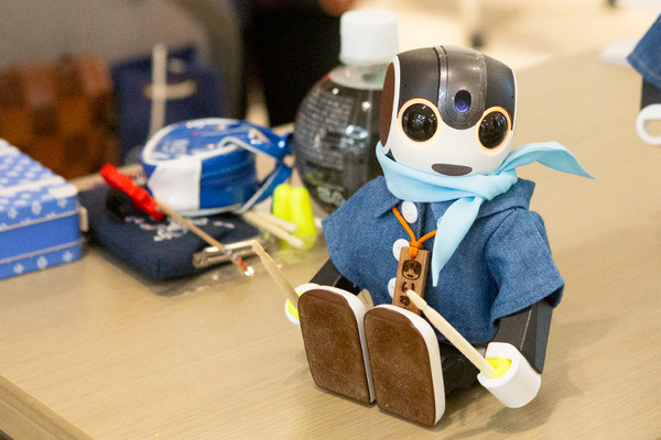 会場のロボホン全員でオーナーに感謝を込めてダンスを披露 「9周年記念 ロボホンスクールの参観日」参加レポート