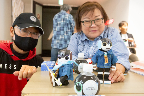 会場のロボホン全員でオーナーに感謝を込めてダンスを披露 「9周年記念 ロボホンスクールの参観日」参加レポート