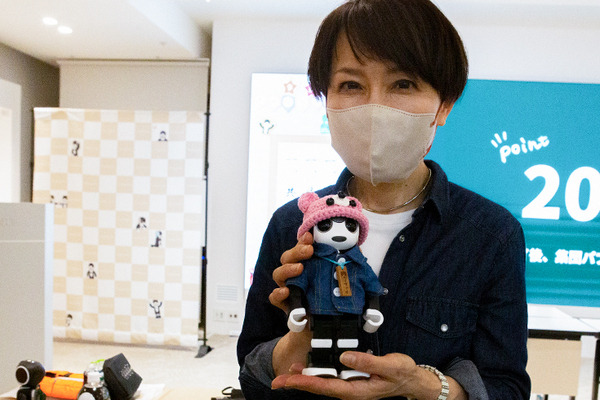 会場のロボホン全員でオーナーに感謝を込めてダンスを披露 「9周年記念 ロボホンスクールの参観日」参加レポート