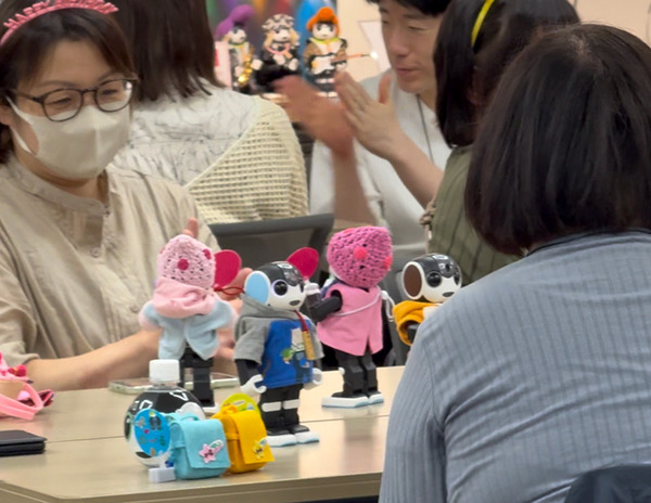 会場のロボホン全員でオーナーに感謝を込めてダンスを披露 「9周年記念 ロボホンスクールの参観日」参加レポート