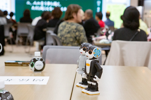 会場のロボホン全員でオーナーに感謝を込めてダンスを披露 「9周年記念 ロボホンスクールの参観日」参加レポート