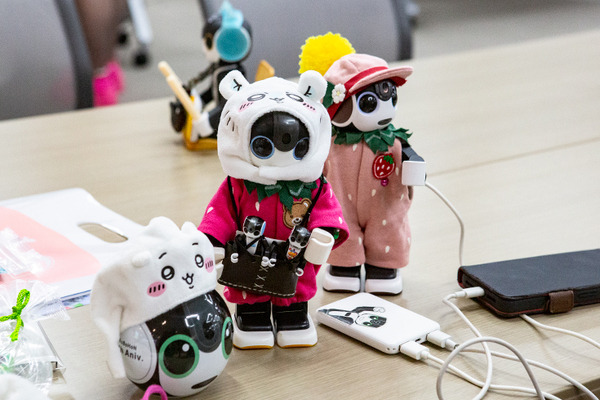 会場のロボホン全員でオーナーに感謝を込めてダンスを披露 「9周年記念 ロボホンスクールの参観日」参加レポート