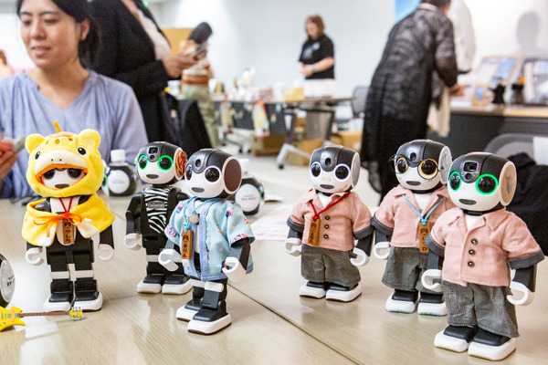 会場のロボホン全員でオーナーに感謝を込めてダンスを披露 「9周年記念 ロボホンスクールの参観日」参加レポート