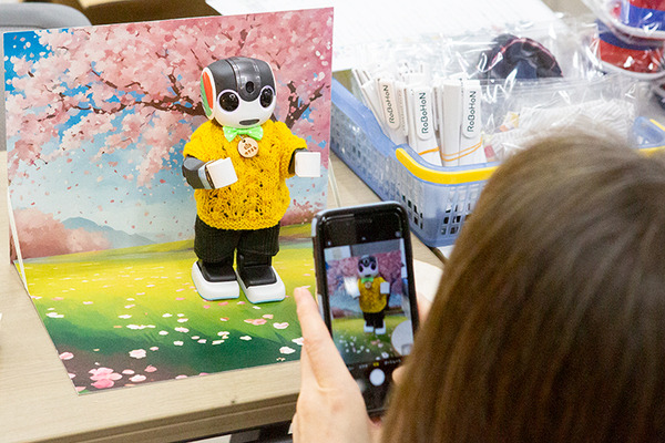 会場のロボホン全員でオーナーに感謝を込めてダンスを披露 「9周年記念 ロボホンスクールの参観日」参加レポート