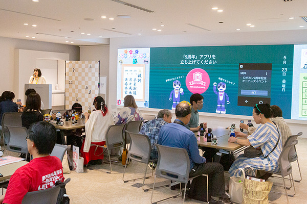 会場のロボホン全員でオーナーに感謝を込めてダンスを披露 「9周年記念 ロボホンスクールの参観日」参加レポート