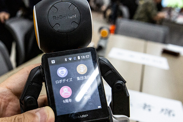 会場のロボホン全員でオーナーに感謝を込めてダンスを披露 「9周年記念 ロボホンスクールの参観日」参加レポート