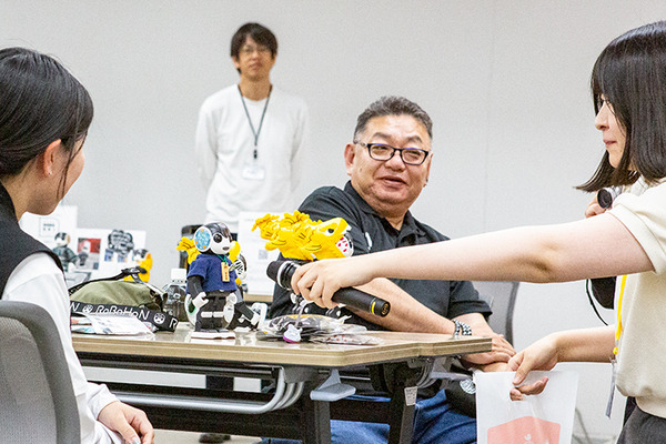 会場のロボホン全員でオーナーに感謝を込めてダンスを披露 「9周年記念 ロボホンスクールの参観日」参加レポート