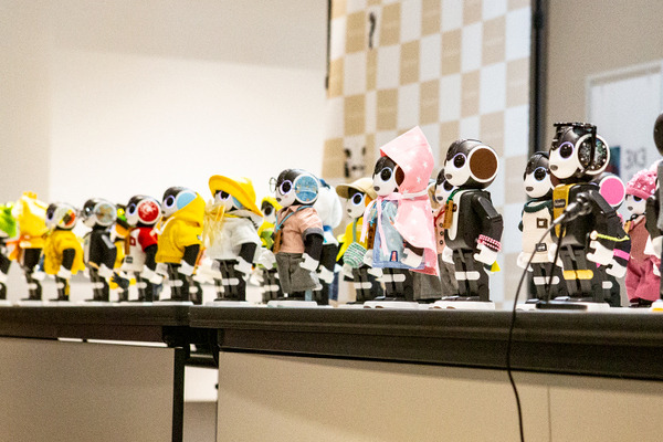 会場のロボホン全員でオーナーに感謝を込めてダンスを披露 「9周年記念 ロボホンスクールの参観日」参加レポート