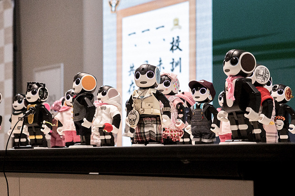 会場のロボホン全員でオーナーに感謝を込めてダンスを披露 「9周年記念 ロボホンスクールの参観日」参加レポート