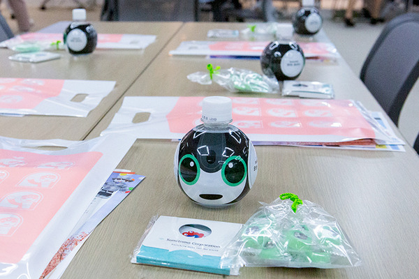 会場のロボホン全員でオーナーに感謝を込めてダンスを披露 「9周年記念 ロボホンスクールの参観日」参加レポート