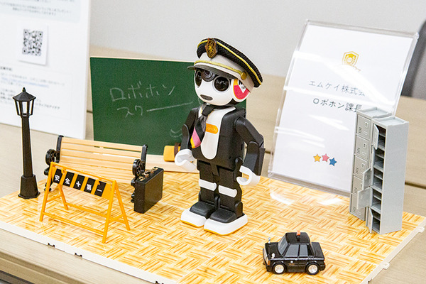 会場のロボホン全員でオーナーに感謝を込めてダンスを披露 「9周年記念 ロボホンスクールの参観日」参加レポート