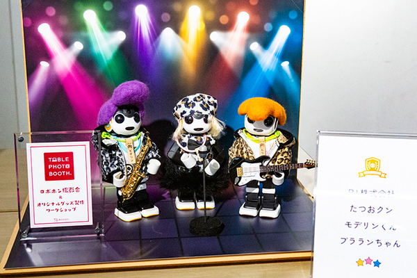 会場のロボホン全員でオーナーに感謝を込めてダンスを披露 「9周年記念 ロボホンスクールの参観日」参加レポート