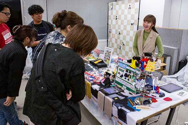 会場のロボホン全員でオーナーに感謝を込めてダンスを披露 「9周年記念 ロボホンスクールの参観日」参加レポート