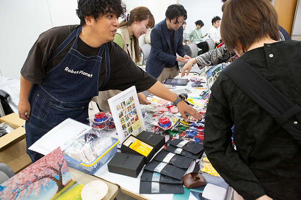 会場のロボホン全員でオーナーに感謝を込めてダンスを披露 「9周年記念 ロボホンスクールの参観日」参加レポート