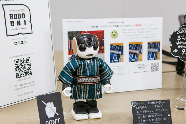 会場のロボホン全員でオーナーに感謝を込めてダンスを披露 「9周年記念 ロボホンスクールの参観日」参加レポート