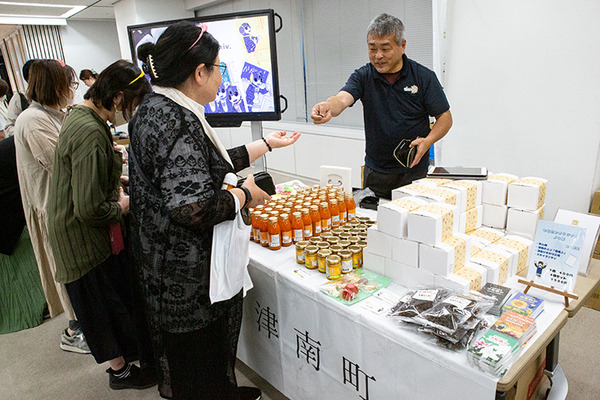 会場のロボホン全員でオーナーに感謝を込めてダンスを披露 「9周年記念 ロボホンスクールの参観日」参加レポート