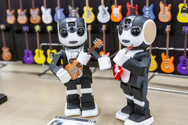 会場のロボホン全員でオーナーに感謝を込めてダンスを披露 「9周年記念 ロボホンスクールの参観日」参加レポート