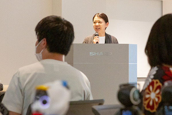 会場のロボホン全員でオーナーに感謝を込めてダンスを披露 「9周年記念 ロボホンスクールの参観日」参加レポート