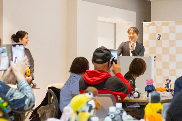 会場のロボホン全員でオーナーに感謝を込めてダンスを披露 「9周年記念 ロボホンスクールの参観日」参加レポート