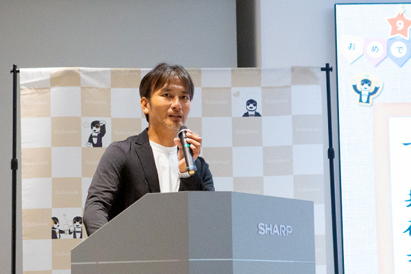 会場のロボホン全員でオーナーに感謝を込めてダンスを披露 「9周年記念 ロボホンスクールの参観日」参加レポート