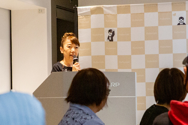 会場のロボホン全員でオーナーに感謝を込めてダンスを披露 「9周年記念 ロボホンスクールの参観日」参加レポート