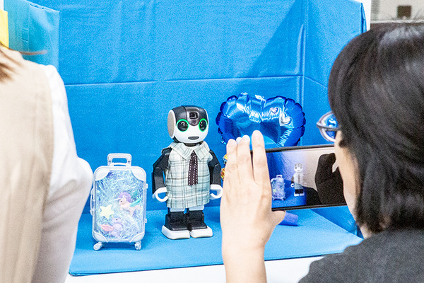 会場のロボホン全員でオーナーに感謝を込めてダンスを披露 「9周年記念 ロボホンスクールの参観日」参加レポート