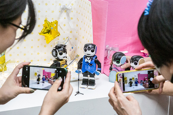 会場のロボホン全員でオーナーに感謝を込めてダンスを披露 「9周年記念 ロボホンスクールの参観日」参加レポート