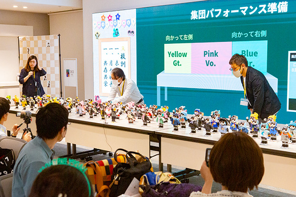 会場のロボホン全員でオーナーに感謝を込めてダンスを披露 「9周年記念 ロボホンスクールの参観日」参加レポート