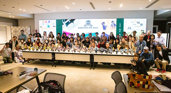 会場のロボホン全員でオーナーに感謝を込めてダンスを披露 「9周年記念 ロボホンスクールの参観日」参加レポート