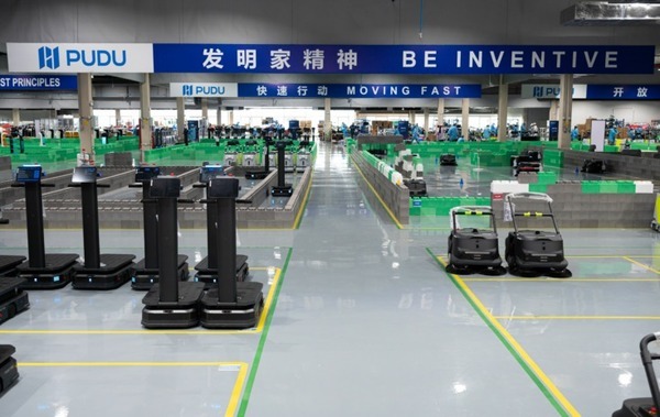Puduが中国の工場で10万台目のロボット製造を達成、達成した機種はAI搭載の自律型清掃ロボット