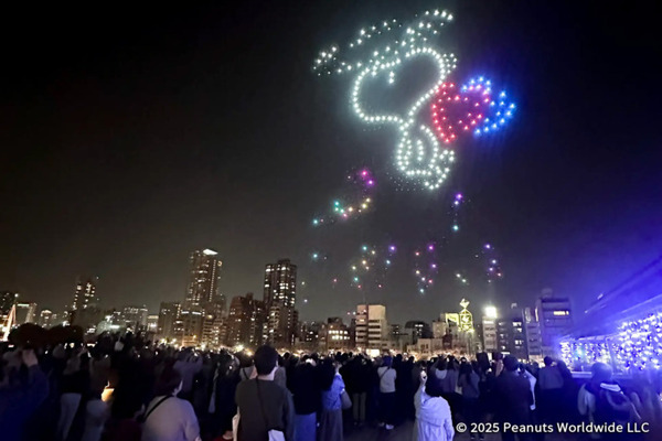 スヌーピーが空を舞う！PEANUTS 75周年記念ドローンショーの写真と動画を公開