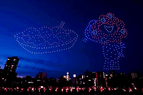 スヌーピーが空を舞う！PEANUTS 75周年記念ドローンショーの写真と動画を公開