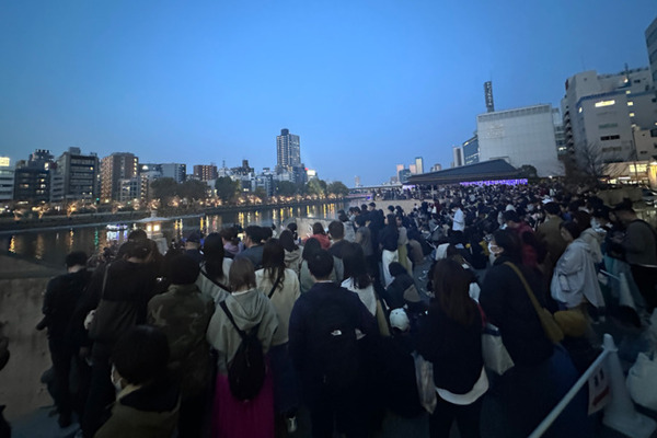 スヌーピーが空を舞う！PEANUTS 75周年記念ドローンショーの写真と動画を公開