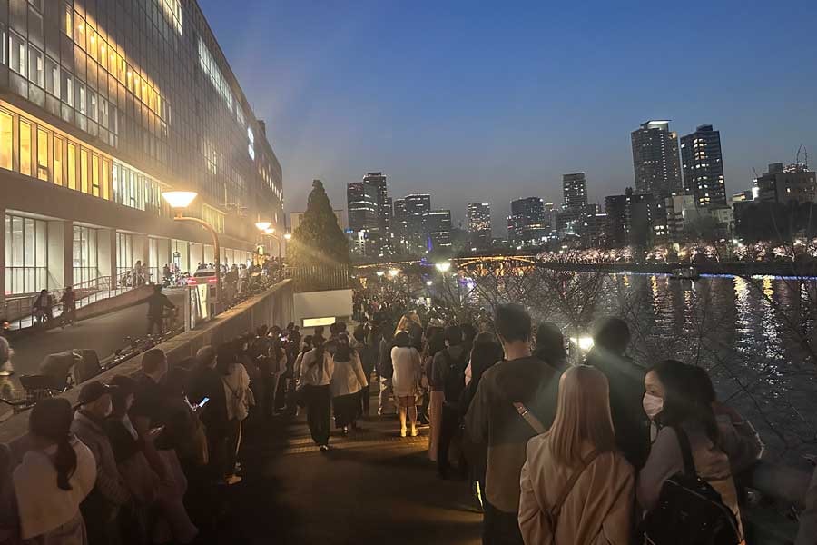 スヌーピーが空を舞う！PEANUTS 75周年記念ドローンショーの写真と動画を公開