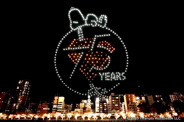 スヌーピーが空を舞う！PEANUTS 75周年記念ドローンショーの写真と動画を公開