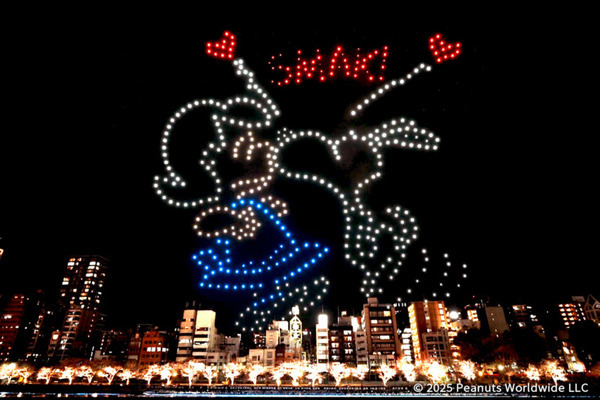 スヌーピーが空を舞う！PEANUTS 75周年記念ドローンショーの写真と動画を公開