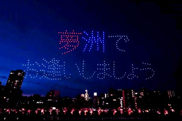 スヌーピーが空を舞う！PEANUTS 75周年記念ドローンショーの写真と動画を公開