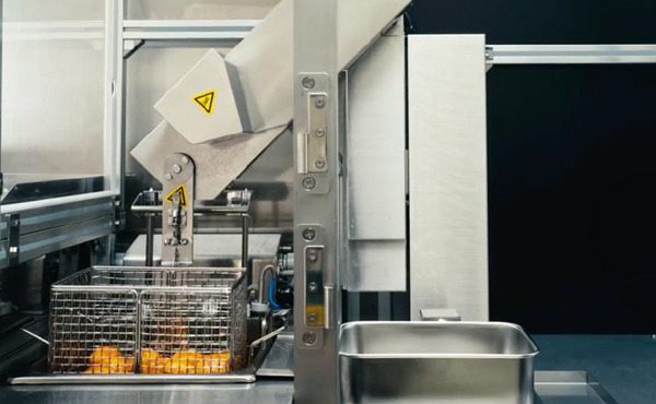 「からあげクン」調理を自動化、テックマジック製の揚げロボットをローソンが導入　動画を公開